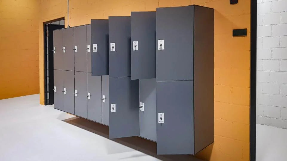 Szafki socjalne z zamkami elektronicznymi zapewniające nowoczesne zabezpieczenia i kontrolę dostępu w miejscu pracy