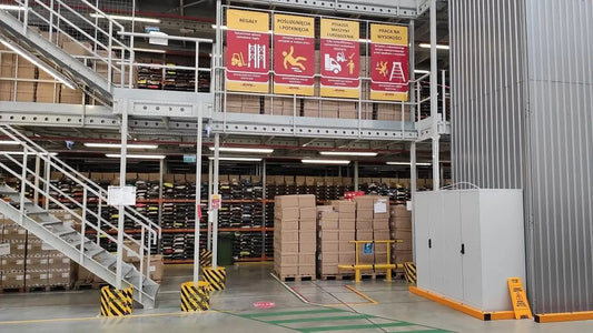 Antresola zintegrowana z windą towarową i systemem transportu pionowego dla przemieszczania palet między poziomami magazynu