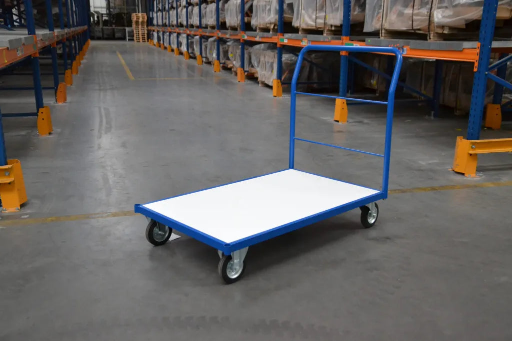 Wózki magazynowe – podstawowe wyposażenie nowoczesnego magazynu