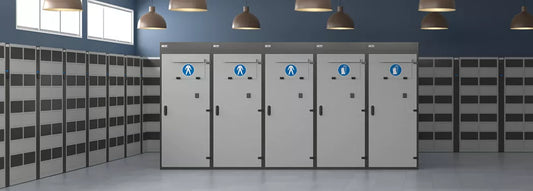 Szafki socjalne z tablicami informacyjnymi ułatwiające komunikację i przekazywanie ważnych informacji w zakładzie pracy