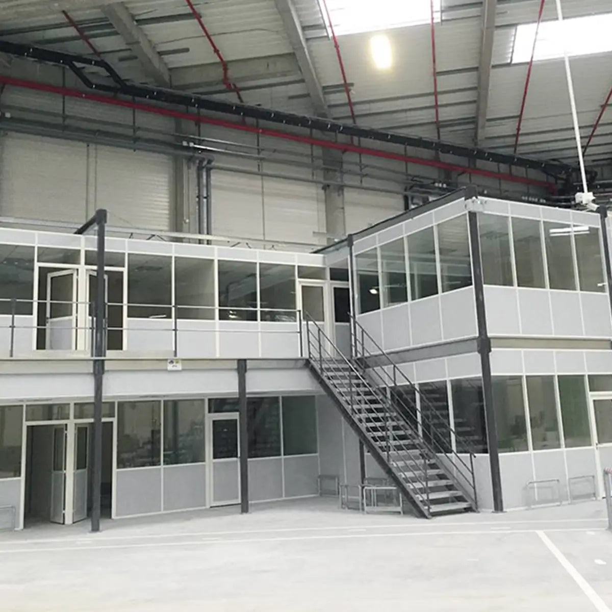 Antresola biurowa w sklepie MS Regały z konstrukcją stalową do powiększenia przestrzeni biurowej dla kategorii antresol biurowych