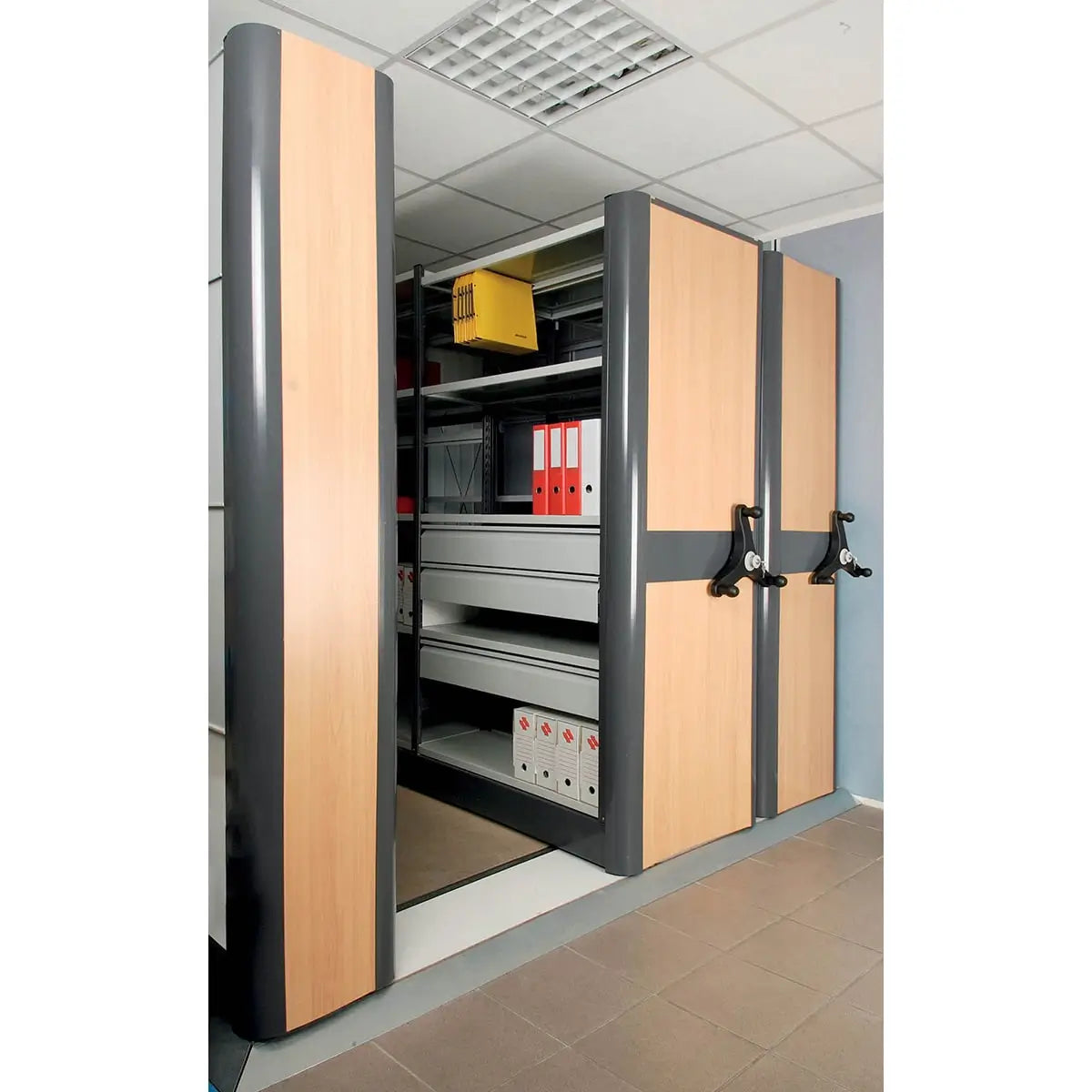 Regały mobilne w sklepie MS Regały z konstrukcjami na kółkach i przesuwanymi systemami dla kategorii regałów mobilnych